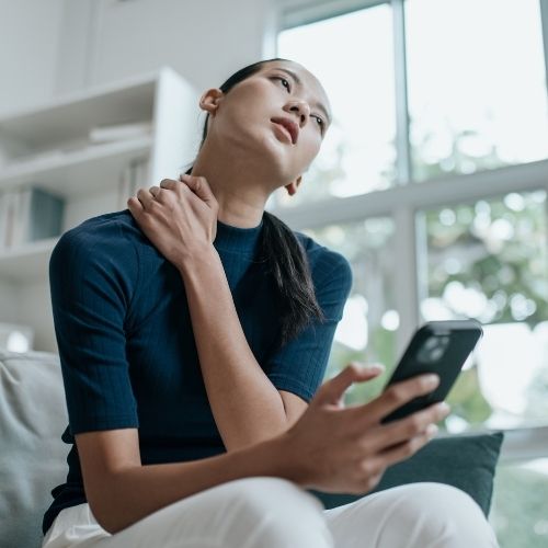 Ból szyi od telefonu - 4 ćwiczenia na smartfonową szyję